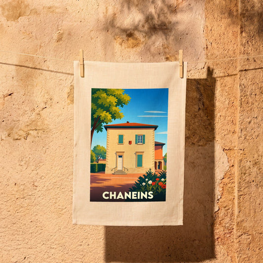 Torchon souvenir de la ville de Chaneins illustré d’une maison traditionnelle sous un ciel bleu.