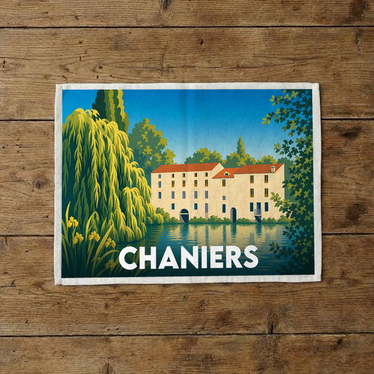 Torchon souvenir de la ville de Chaniers avec une illustration stylisée d'une bâtisse au bord de l'eau.