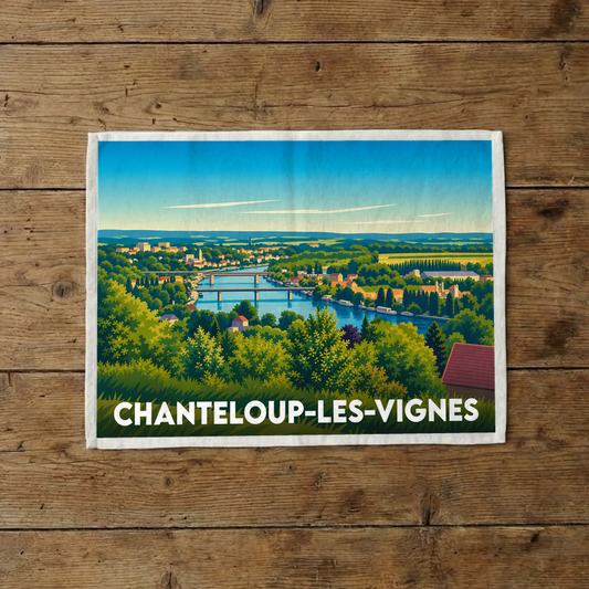 Torchon souvenir de la ville de Chanteloup-les-Vignes avec une illustration paysagère stylisée.