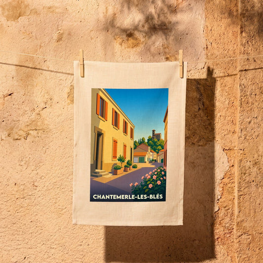 Torchon souvenir de la ville de Chantemerle-les-Blés avec une illustration stylisée d'une rue ensoleillée.