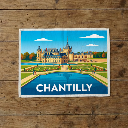 Torchon souvenir de la ville de Chantilly avec une illustration stylisée du château.