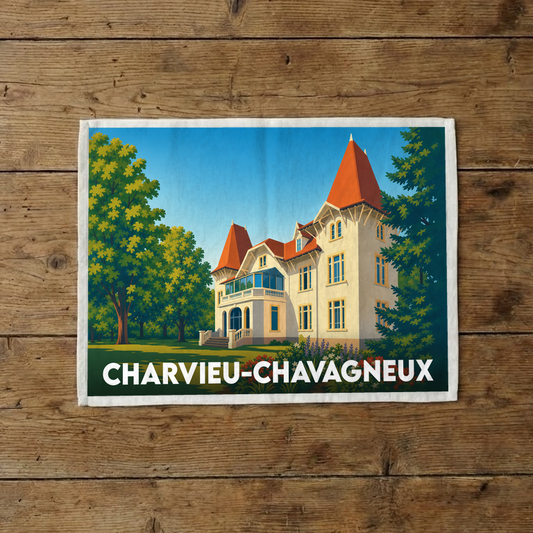 Torchon souvenir de la ville de Charvieu-Chavagneux illustrant une élégante bâtisse au toit rouge entourée de verdure.