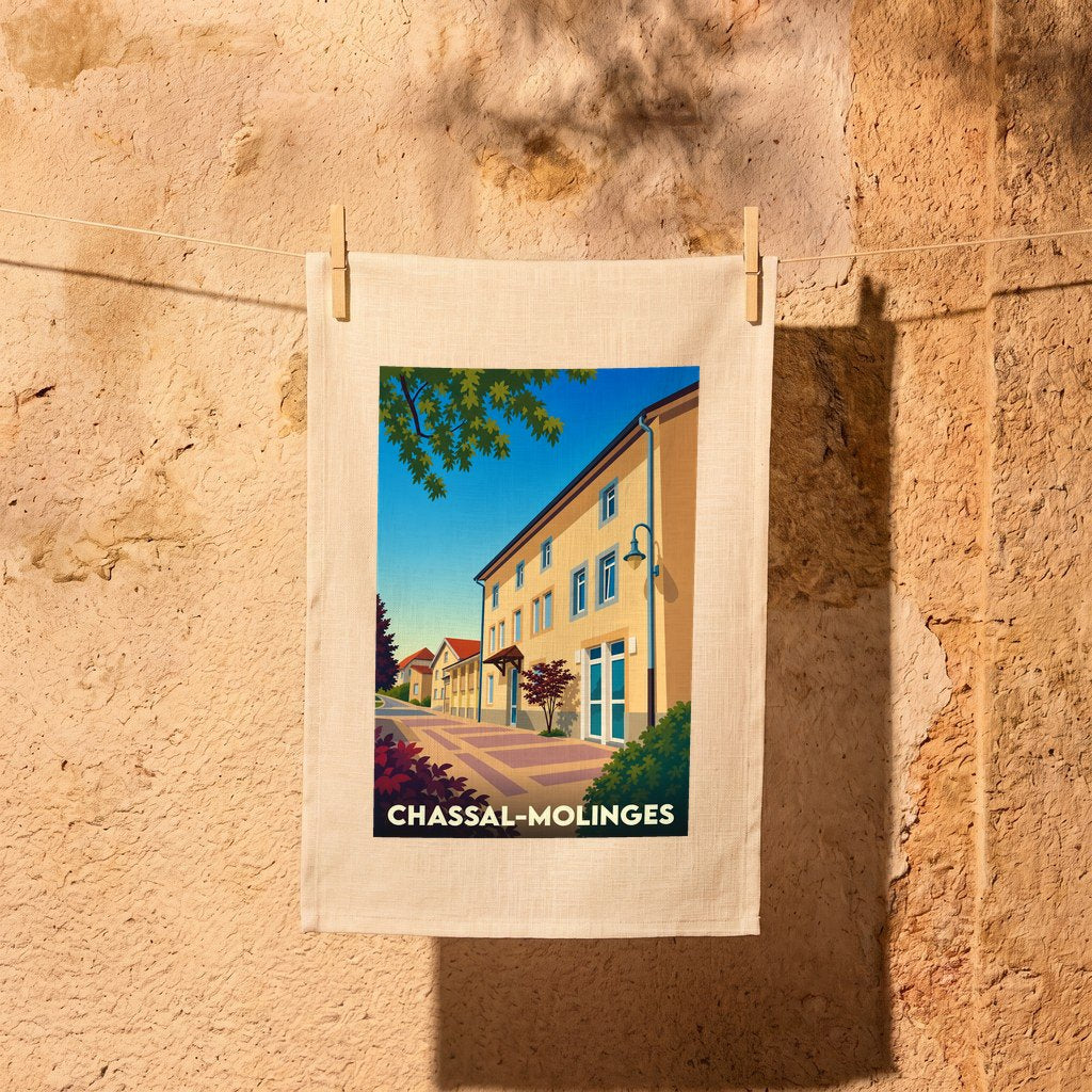 Torchon souvenir de la commune de Chassal-Molinges avec une illustration stylisée de ses bâtiments sous un ciel bleu.