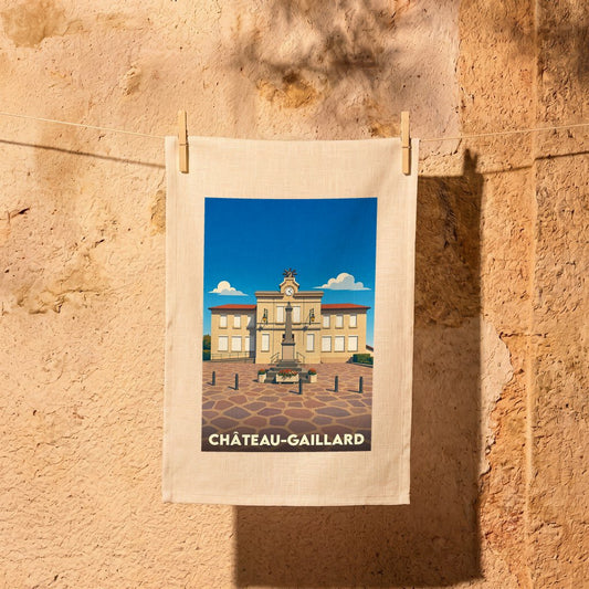 Torchon souvenir de la ville de Château-Gaillard avec une illustration stylisée de son hôtel de ville.