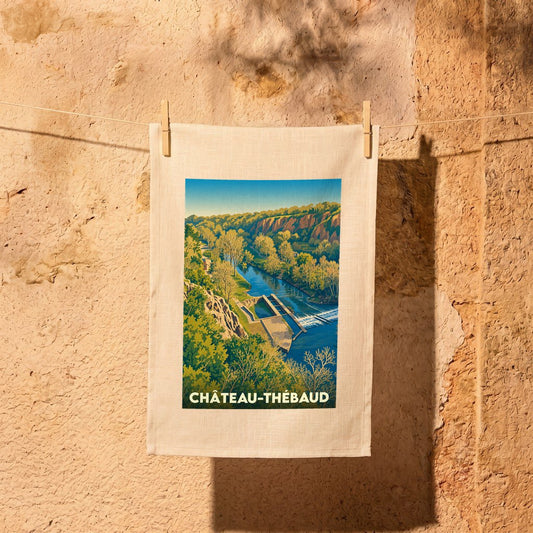 Torchon souvenir de la ville de Château-Thébaud avec une illustration stylisée d'un paysage de rivière et de falaises.