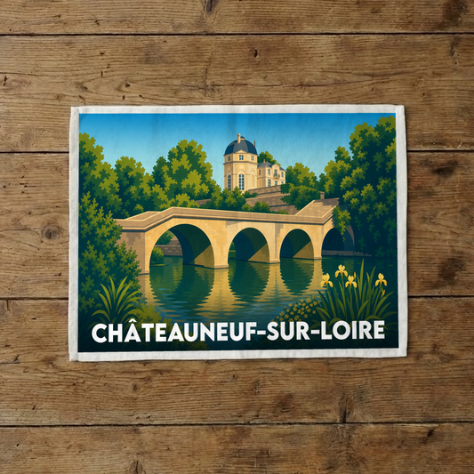 Torchon souvenir de Châteauneuf-sur-Loire avec une illustration stylisée représentant un pont de pierre et un château bordant la Loire.
