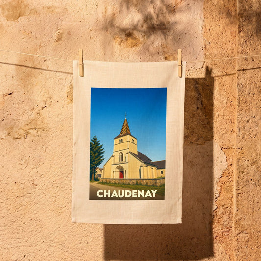Torchon souvenir de la ville de Chaudenay orné d'une illustration stylisée de son église.