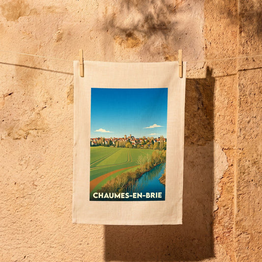 Torchon souvenir de la ville de Chaumes-en-Brie avec une illustration stylisée de son paysage champêtre.