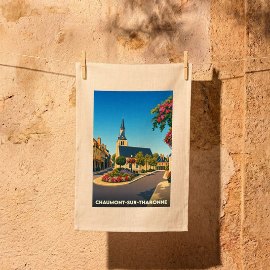 Torchon souvenir de la ville de Chaumont-sur-Tharonne avec une illustration stylisée de son église et de ses rues fleuries.