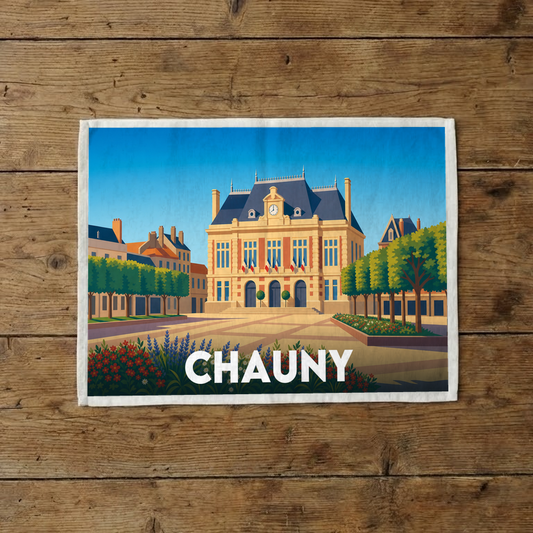 Torchon souvenir de la ville de Chauny avec une illustration stylisée de son hôtel de ville.