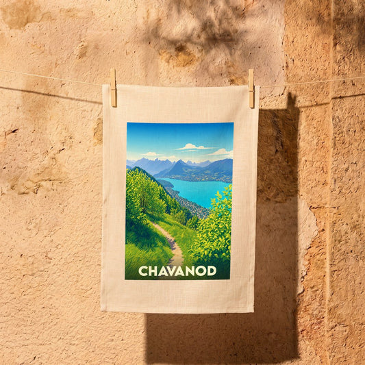 Torchon souvenir de la ville de Chavanod illustrant un paysage de lac et de montagnes.