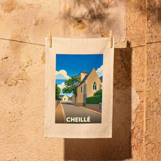 Torchon souvenir de la ville de Cheillé avec une illustration stylisée d'une église et d'une rue ensoleillée.