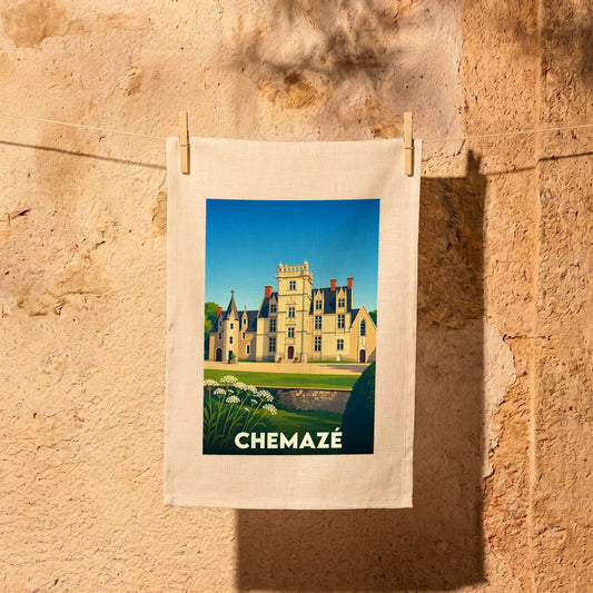 Torchon souvenir de la ville de Chemazé avec une illustration stylisée de son château.