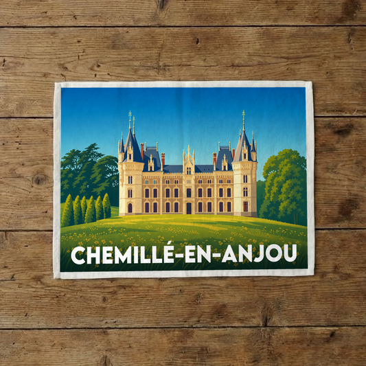 Torchon souvenir de la ville de Chemillé-en-Anjou avec une illustration stylisée d'un château.