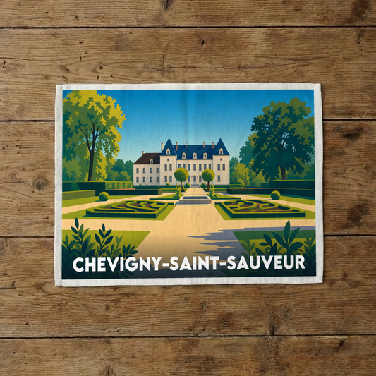 Torchon souvenir de la ville de Chevigny-Saint-Sauveur avec une illustration stylisée de son château et ses jardins.