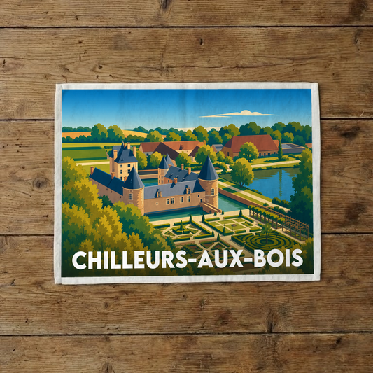 Torchon souvenir de la ville de Chilleurs-aux-Bois avec une illustration stylisée d'un château et de ses jardins.