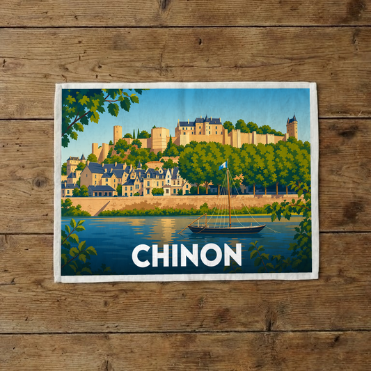 Torchon souvenir de la ville de Chinon illustrant son château médiéval et la Vienne dans un style vintage.