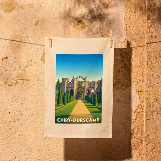 Torchon souvenir de la ville de Chiry-Ourscamp avec une illustration stylisée de son abbaye.