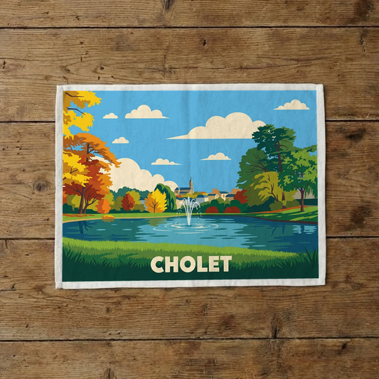 Torchon souvenir de la ville de Cholet avec une illustration stylisée d'un parc et d'une fontaine.