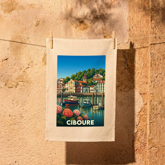 Torchon souvenir de la ville de Ciboure illustré d'une vue stylisée du port et de ses maisons traditionnelles.