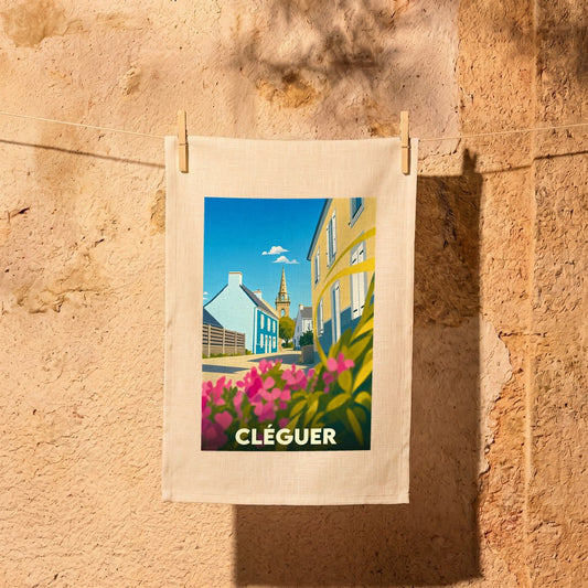 Torchon souvenir de la ville de Cléguer illustré d'une vue de village stylisée et colorée.
