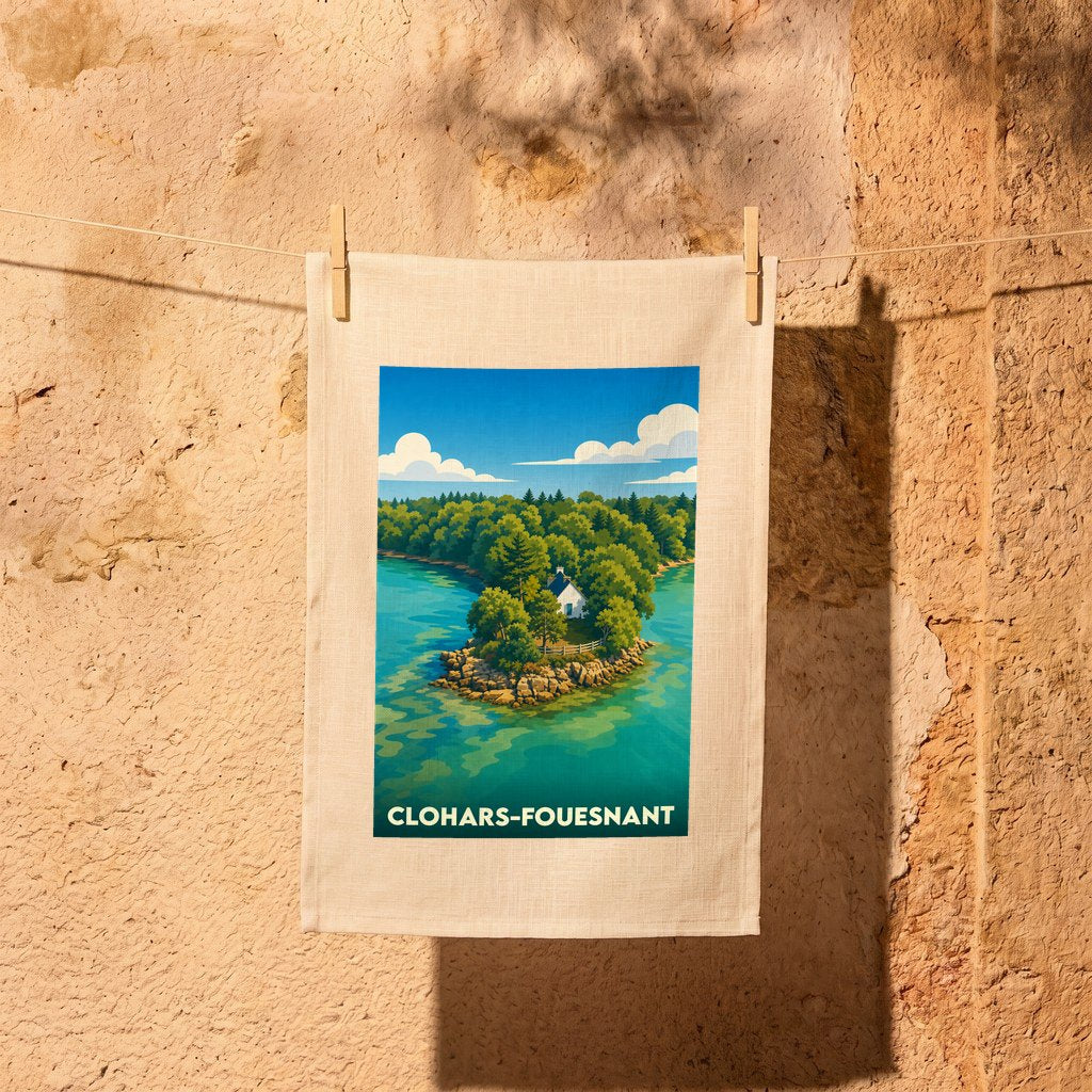 Torchon souvenir de la ville de Clohars-Fouesnant avec une illustration stylisée d'une maison sur une île boisée.