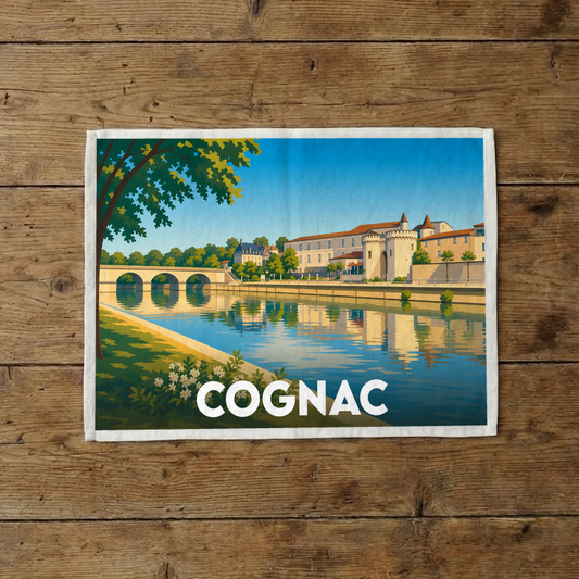 Torchon souvenir de la ville de Cognac illustrant les quais de la Charente avec une esthétique vintage.