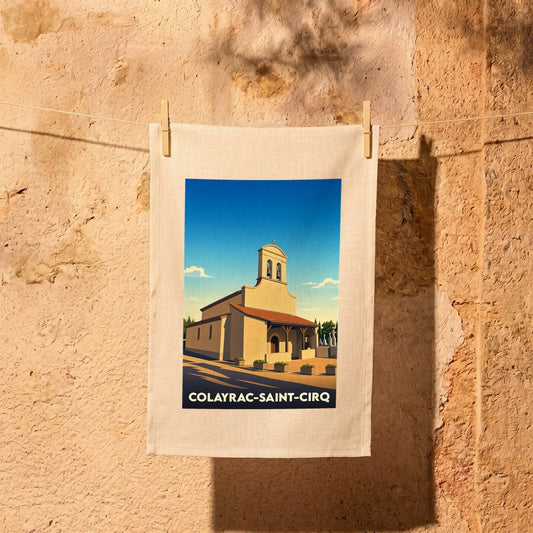 Torchon souvenir de la ville de Colayrac-Saint-Cirq avec une illustration stylisée d'une église sous un ciel bleu.