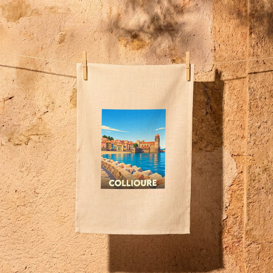 Torchon de cuisine souvenir de Collioure arborant une illustration colorée de la ville et de son célèbre clocher.