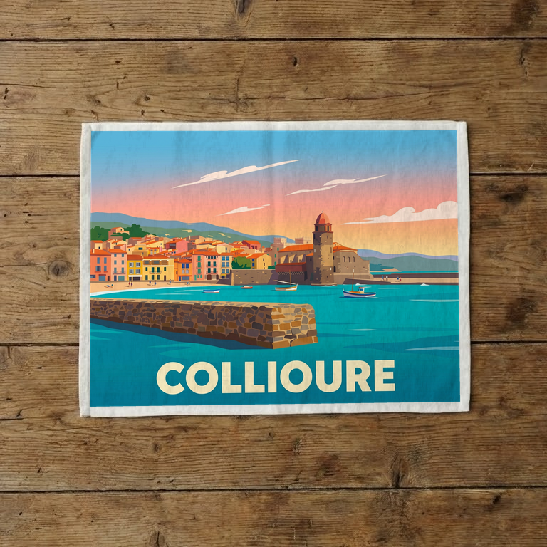 Torchon souvenir de la ville de Collioure avec une illustration stylisée et colorée de son front de mer au coucher du soleil.
