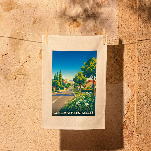 Torchon souvenir de la ville de Colombey-les-Belles avec une illustration stylisée d'un paysage urbain verdoyant.