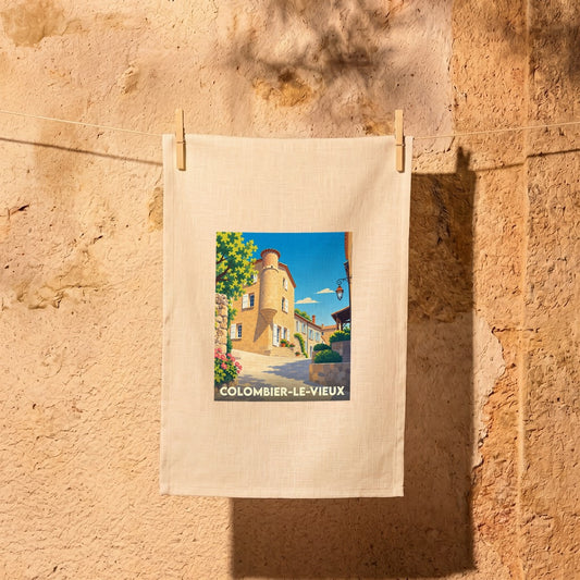 Torchon souvenir de la ville de Colombier-le-Vieux illustré d'un paysage urbain provençal.