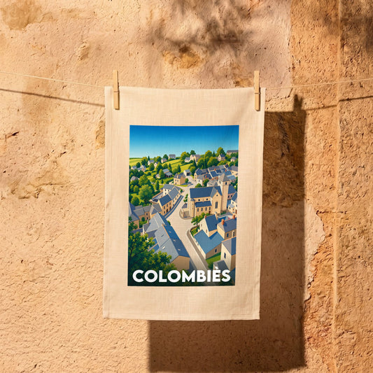Torchon souvenir de la ville de Colombiès avec une illustration colorée et stylisée du village.