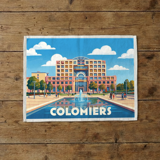 Torchon souvenir de la ville de Colomiers avec une illustration graphique stylisée de son paysage urbain et d'une fontaine.
