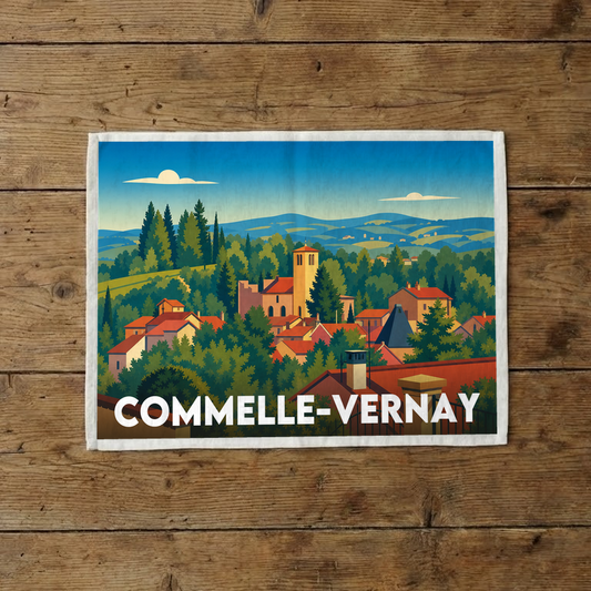 Torchon souvenir de la ville de Commelle-Vernay avec une illustration de paysage stylisée.