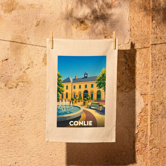 Torchon souvenir de la ville de Conlie arborant une illustration stylisée de sa place principale.