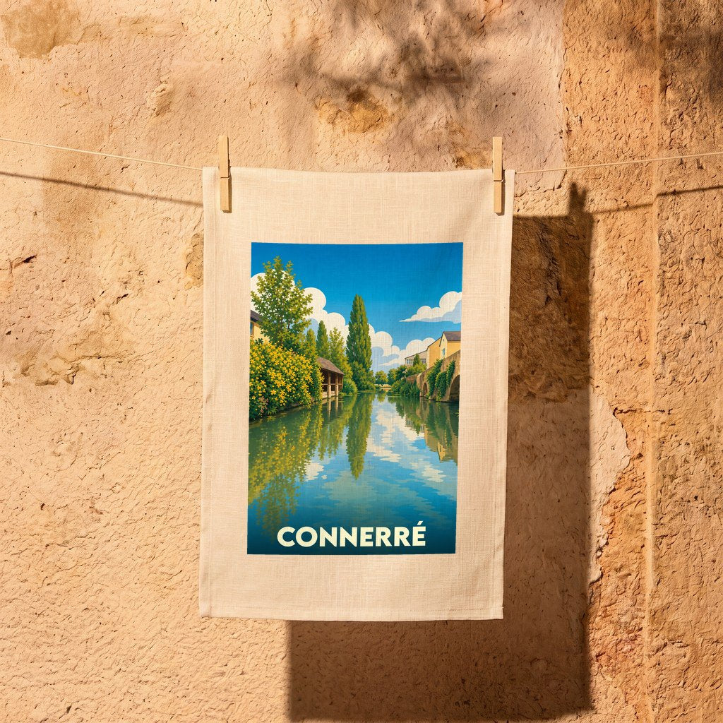 Torchon souvenir de la ville de Connerré avec une illustration stylisée d'un paysage fluvial.