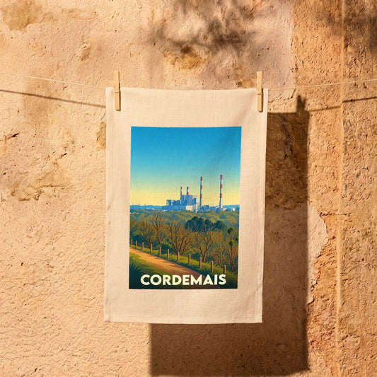 Torchon souvenir de la ville de Cordemais orné d'une illustration stylisée de sa centrale thermique en bord de Loire.