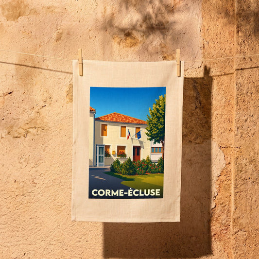 Torchon souvenir de la ville de Corme-Écluse avec une illustration stylisée d'un bâtiment municipal.