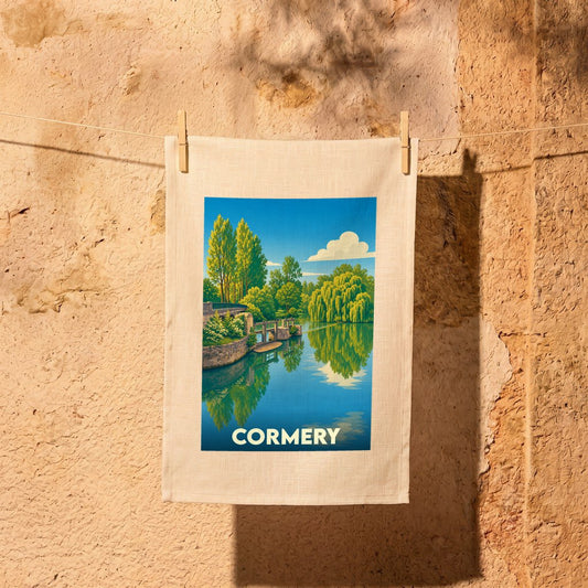 Torchon souvenir de la ville de Cormery avec une illustration stylisée d'un paysage de rivière.
