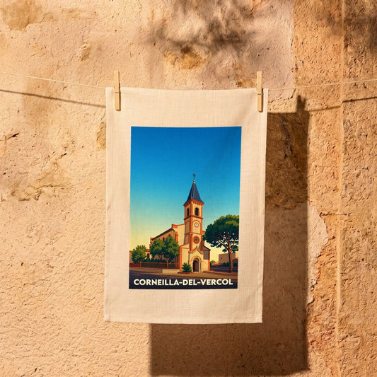 Torchon souvenir de la ville de Corneilla-del-Vercol avec une illustration stylisée de son église.