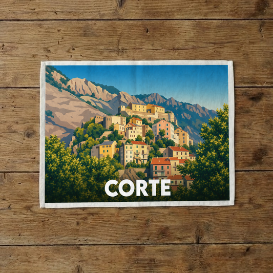 Torchon souvenir de la ville de Corte orné d'une illustration stylisée de sa citadelle nichée dans les montagnes corses.