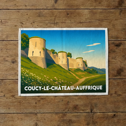 Torchon souvenir de la ville de Coucy-le-Château-Auffrique avec une illustration stylisée de ses remparts.