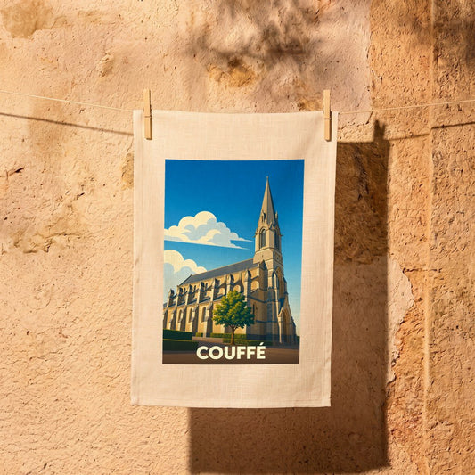 Torchon souvenir de la ville de Couffé illustré d'un dessin stylisé de son église néogothique.