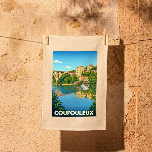 Torchon souvenir de la ville de Coufouleux avec une illustration stylisée de son pont et de son bord de rivière.