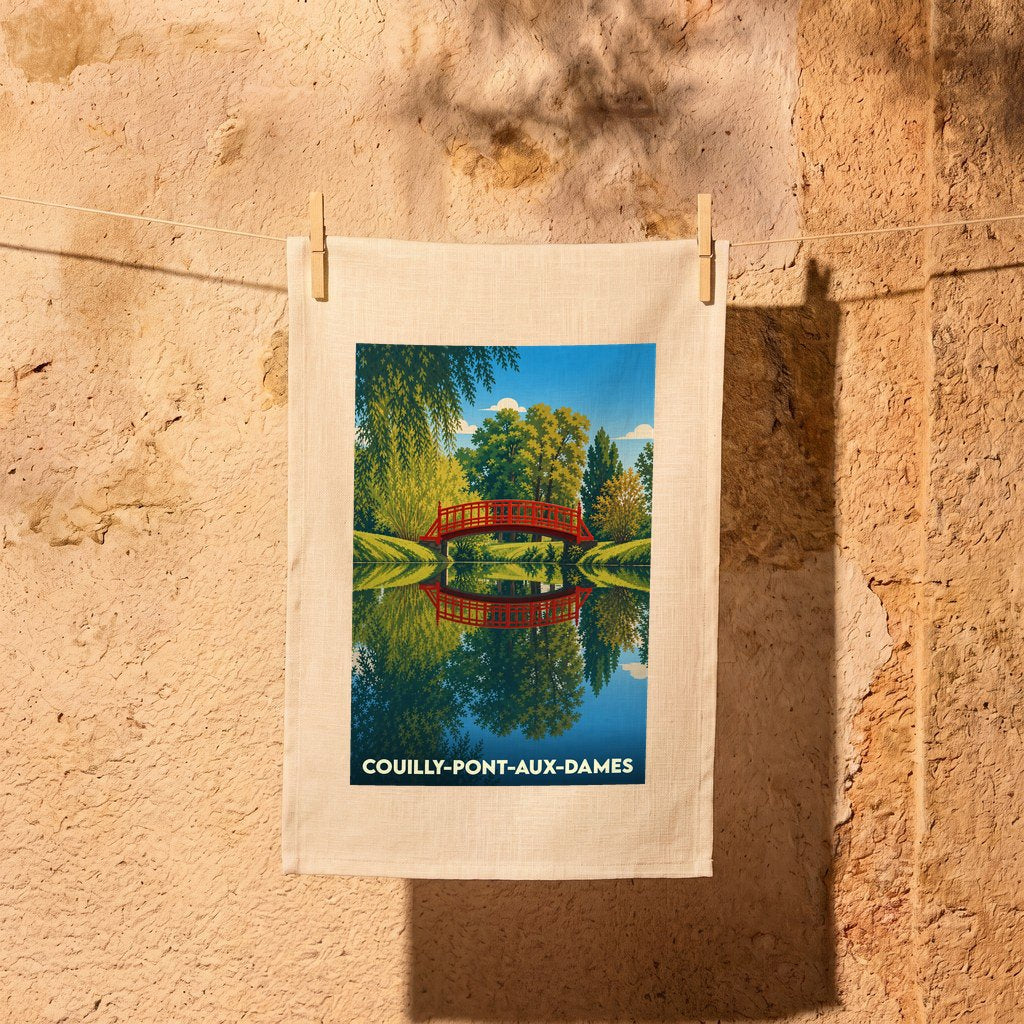 Torchon de cuisine souvenir de Couilly-Pont-aux-Dames illustré d'un pont rouge se reflétant dans l'eau.
