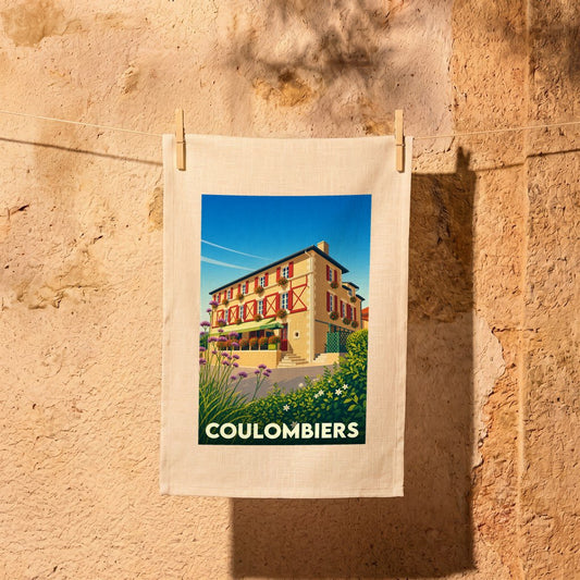 Torchon souvenir de la ville de Coulombiers avec une illustration stylisée d'une maison fleurie.
