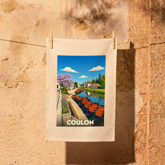 Torchon souvenir de la ville de Coulon avec une illustration stylisée représentant des barques sur un canal.