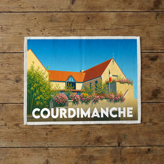 Torchon souvenir de la ville de Courdimanche illustré d'un bâtiment fleuri sous un ciel azur.
