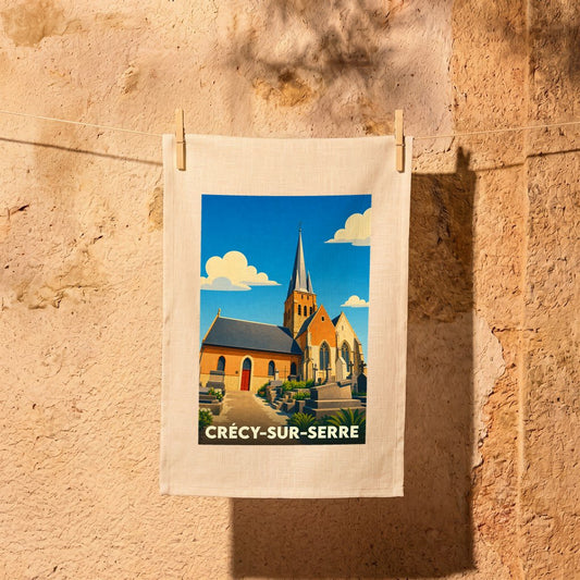 Torchon de cuisine souvenir de la ville de Crécy-sur-Serre avec une illustration stylisée de son église et de son cimetière.